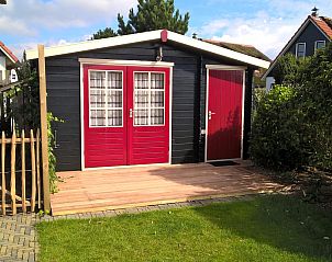 Schlafzimmer mit drei Einzelbetten im Ferienhaus Buitenplaats 062 Callantsoog in Nordholland.