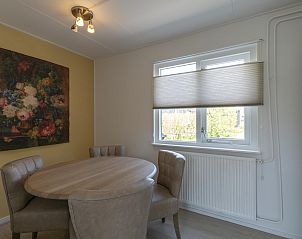 Dining room with round table in Effe Sprage Callantsoog vacation home, Callantsoog.