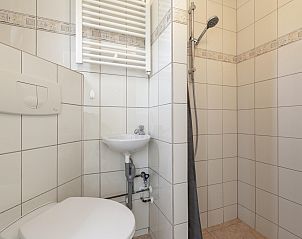 Bathroom with shower in Effe Sprage Callantsoog vacation home, Callantsoog.