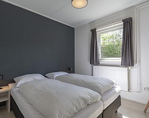 Bedroom with double bed in Effe Sprage Callantsoog vacation home, Callantsoog.
