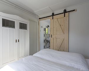 Bedroom with sliding door in Effe Sprage Callantsoog vacation home, Callantsoog.