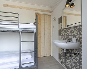 Bedroom with sink in Effe Sprage Callantsoog vacation home, Callantsoog.