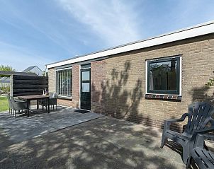 Terrace with garden furniture at Effe Sprage Callantsoog vacation home, Callantsoog.