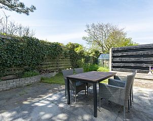 Outdoor area with dining table at Effe Sprage Callantsoog vacation home, Callantsoog.