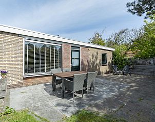 Terrace with green surroundings at Effe Sprage Callantsoog vacation home, Callantsoog.