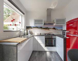 Moderne keuken in Stuijvezandeweg 7Z Callantsoog vakantiehuis aan de Noordzeekust Noord-Holland.