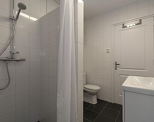 Badkamer met douche in Stuijvezandeweg 7Z Callantsoog vakantiehuis aan de Noordzeekust Noord-Holland.