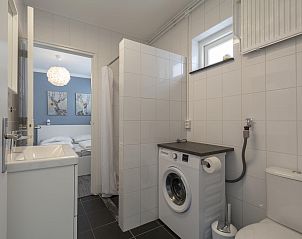 Badkamer met wasmachine in Stuijvezandeweg 7Z Callantsoog vakantiehuis aan de Noordzeekust Noord-Holland.