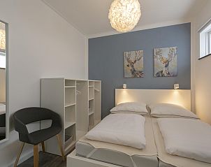 Slaapkamer met kunst in Stuijvezandeweg 7Z Callantsoog vakantiehuis aan de Noordzeekust Noord-Holland.