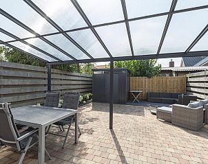 Overdekt terras bij Stuijvezandeweg 7Z Callantsoog vakantiehuis aan de Noordzeekust Noord-Holland.