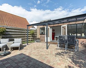Terras met open deuren bij Stuijvezandeweg 7Z Callantsoog vakantiehuis aan de Noordzeekust Noord-Holland.