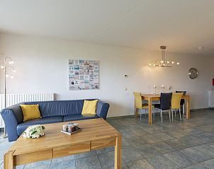 Dining area in vacation home Wijde Blick 206 Callantsoog, North Holland, with modern furnishings.