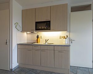 Compact kitchen in Wijde Blick 206 Callantsoog, vacation home on the North Sea coast, with all conveniences.