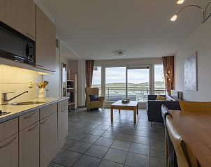 Open kitchen and living room in Wijde Blick 206 Callantsoog, vacation home on the North Sea coast, with lots of light.