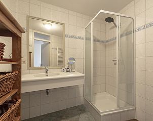 Stylish bathroom in Wijde Blick 206 Callantsoog, vacation home on the North Sea coast, with modern shower.