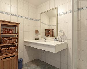 Spacious bathroom in Wijde Blick 206 Callantsoog, vacation home on the North Sea coast, with large mirror.