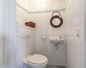 Neatly furnished toilet in Wijde Blick 206 Callantsoog, vacation home on the North Sea coast, with stylish design.