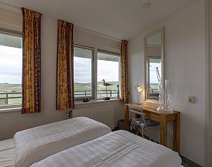 Bright bedroom with desk in Wijde Blick 206 Callantsoog, vacation home on the North Sea coast, with a view.