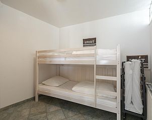 Children's room with bunk beds in Wijde Blick 206 Callantsoog, vacation home on the North Sea coast, ideal for families.