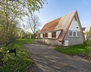 Side view of Sandepark 093 Groote Keeten vacation home in Callantsoog, surrounded by nature.