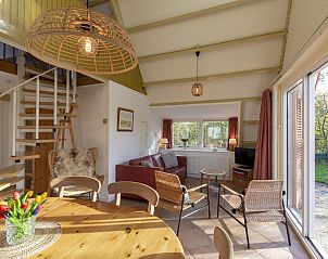 Indoor area of Sandepark 093 Groote Keeten vacation home in Callantsoog with sitting area and dining area.