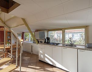 Kitchen of Sandepark 093 Groote Keeten vacation home in Callantsoog with modern amenities.