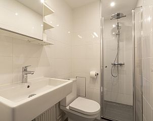 Modern bathroom in Beach Apartment 08 Callantsoog with shower and toilet.