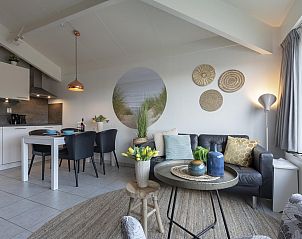 Stijlvolle woonkamer en eetruimte in Beach Appartement 36 Callantsoog, Noord-Holland.