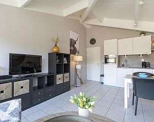 Moderne woonkamer met entertainment in Beach Appartement 36 Callantsoog aan de Noordzeekust.