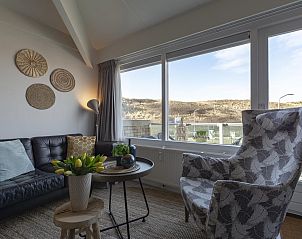 Ruime woonkamer met keuken in Beach Appartement 36 Callantsoog, Noord-Holland.