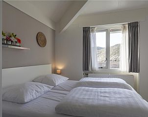 Sfeervolle zithoek met uitzicht in Beach Appartement 36 Callantsoog aan de Noordzeekust.