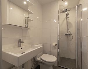 Lichte slaapkamer met uitzicht in Beach Appartement 36 Callantsoog, Noord-Holland.