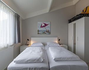 Bedroom with double bed in Beach Apartment 35 Callantsoog, Callantsoog.