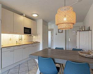Modern kitchen in Wijde Blick 212 Callantsoog, vacation home on the North Sea coast.
