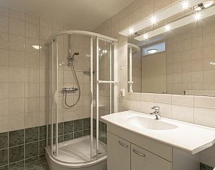 Modern bathroom in vacation home Wijde Blick 212 Callantsoog, North Holland.