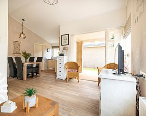 Gemtliches Wohnzimmer im Ferienhaus NH001, Callantsoog, Nordholland.