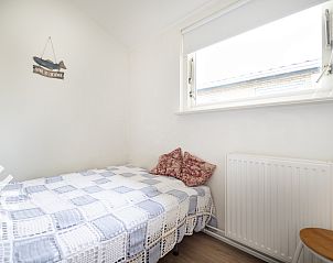 Modernes Badezimmer im Ferienhaus NH001, Callantsoog, Nordholland.