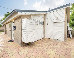 Terrasse mit Sitzgelegenheit in der Ferienwohnung NH001, Callantsoog.