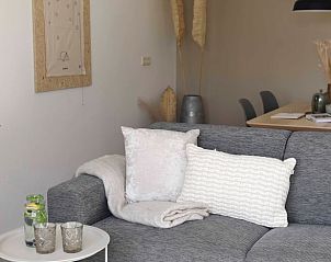 Comfortabele woonkamer in Vakantiehuisje in Callantsoog, Noord-Holland, met stijlvolle inrichting.