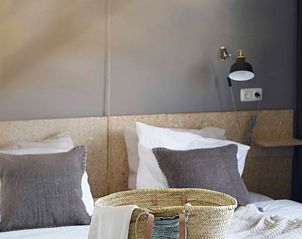 Sfeervolle slaapkamer in Vakantiehuisje in Callantsoog, Noordzeekust, met moderne verlichting.