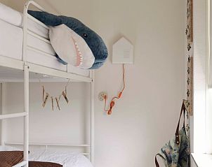 Knusse kinderkamer met stapelbed in Vakantiehuisje in Callantsoog, Noordzeekust, ideaal voor gezinnen.
