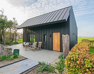 Flushed wheel vacation home in Callantsoog with modern exterior and spacious garden on the North Sea coast, North Holland.