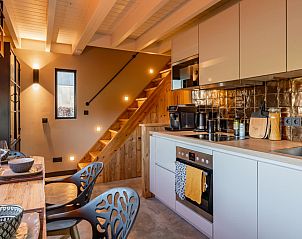 Kitchen of Spoiled Wheel in Callantsoog with modern facilities and wooden elements.