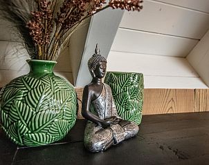 Decorative elements in Spoiled Wheel vacation home in Callantsoog with green vases and figurine.