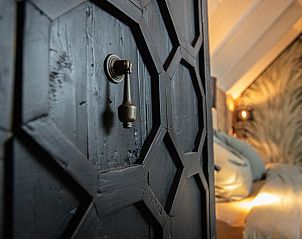 Detail of doorknob in Spoiled Wheel vacation home in Callantsoog with rustic look.