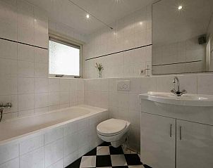 Gemtliches Schlafzimmer mit zwei Betten im NH096 Ferienhaus Callantsoog, Nordseekste Noord-Holland