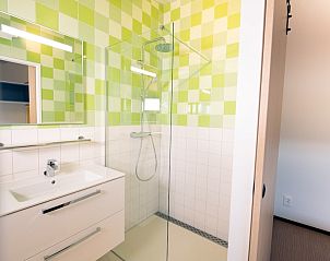 Bathroom in Royal Dune 4, Callantsoog, with fresh green tiles and spacious shower.