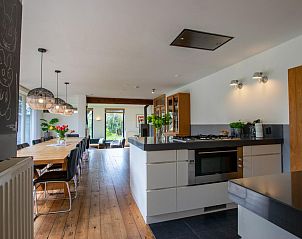 Moderne keuken en eetruimte van Landhuis Duinzicht in Callantsoog, Noordzeekust, ideaal vakantiehuis in Noord-Holland.