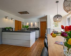 Moderne keuken en eetruimte in Landhuis Duinzicht, vakantiehuis in Callantsoog aan de Noordzeekust, Noord-Holland.