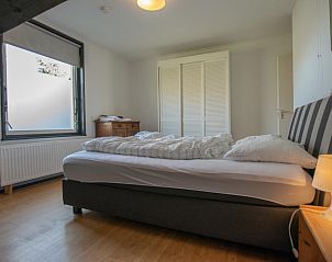 Sfeervolle slaapkamer in Landhuis Duinzicht, vakantiehuis in Callantsoog, Noord-Holland, met comfortabel bed en rustgevend interieur.